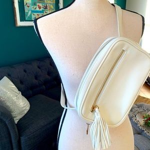 Creme colored fanny pack. Waist adjustable.